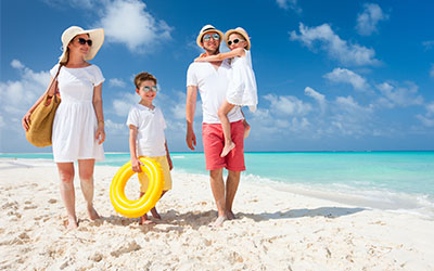 Famiglia_estate_spiaggia_protezione_bambini_pelle_doposole